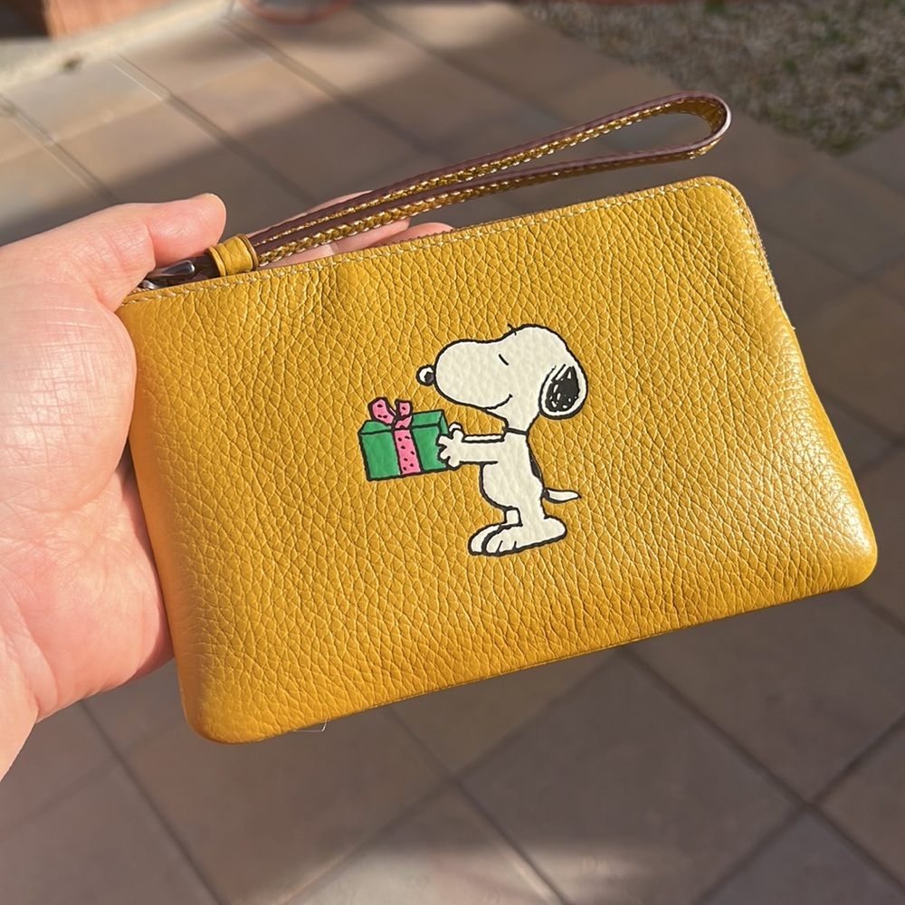 Coach X Peanuts Corner Zip Wristlet With Snoopy Present Motif